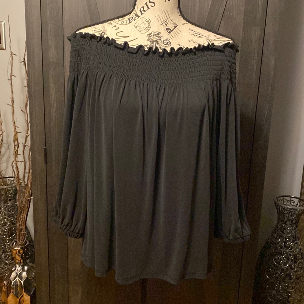 1.STATE off the shoulder split sleeve shirt